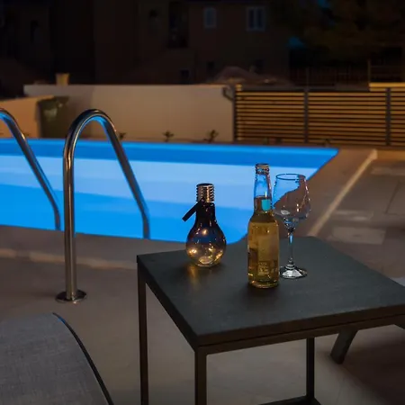 Nadija With Heated Pool