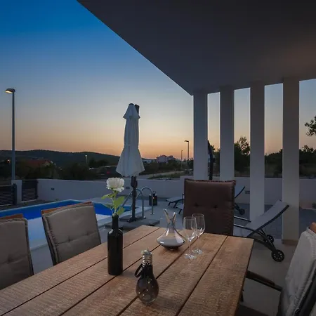 Nadija With Heated Pool Villa