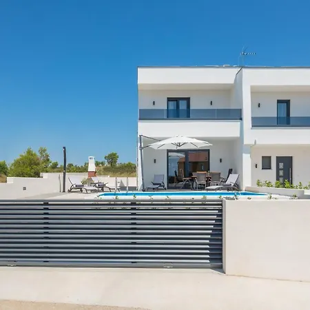 Nadija With Heated Pool Вилла