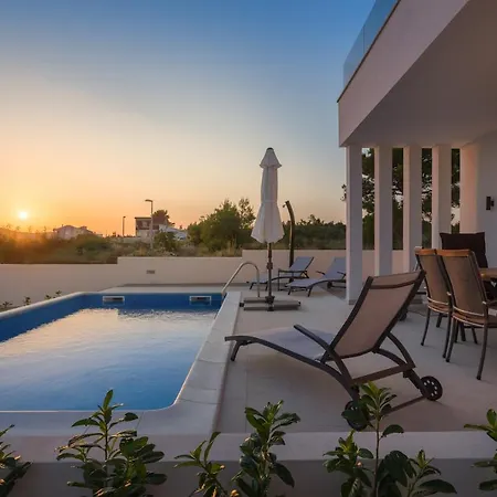 Nadija With Heated Pool Вилла *