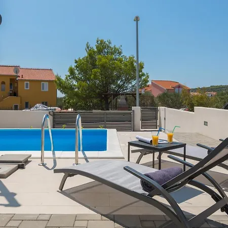 Nadija With Heated Pool *