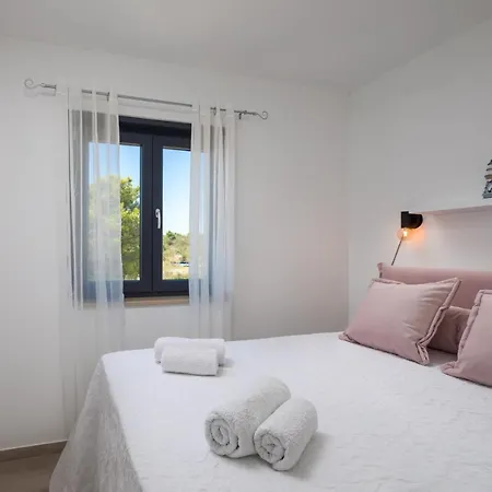 Nadija With Heated Pool *