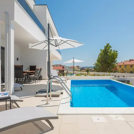 Villa Nadija With Heated Pool *