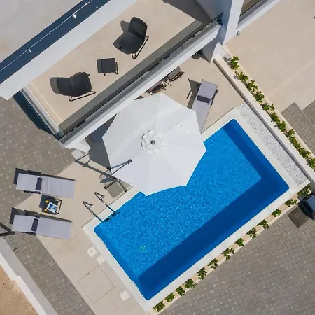 Nadija With Heated Pool Вилла