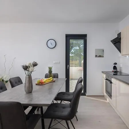 Nadija With Heated Pool * Водице