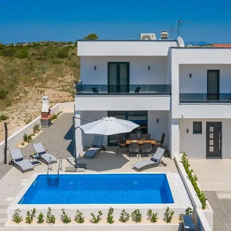 Nadija With Heated Pool