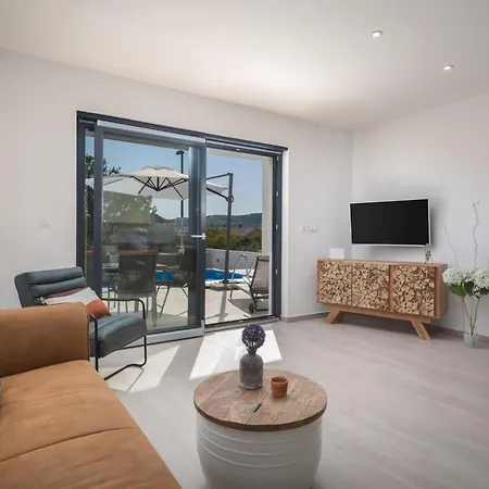 Nadija With Heated Pool *