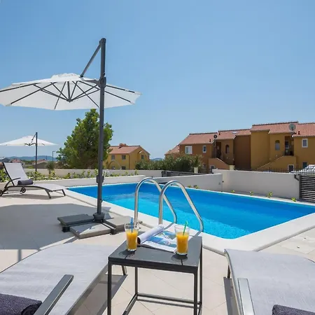 Villa Nadija With Heated Pool *