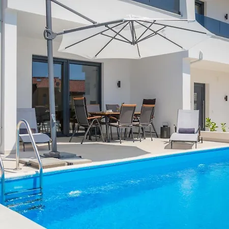 Nadija With Heated Pool Villa