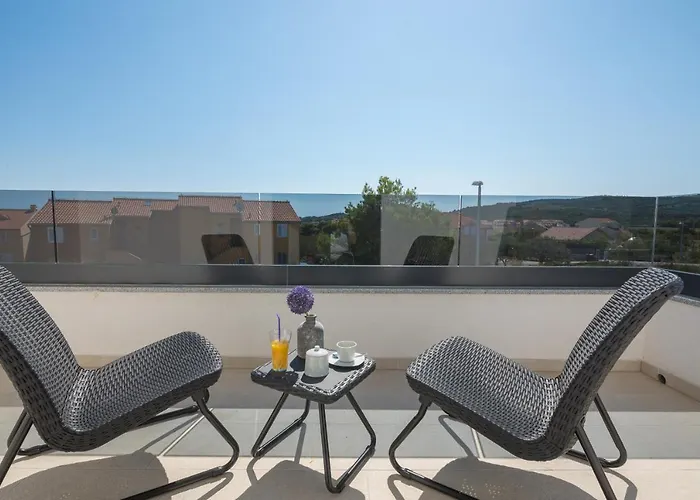 Nadija With Heated Pool וילה וודיצה