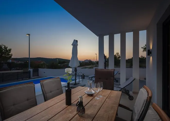 Nadija With Heated Pool Βίλα