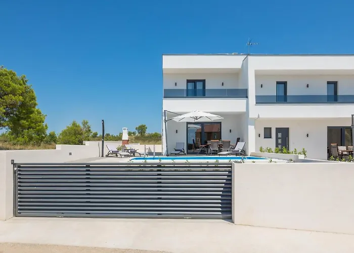 Nadija With Heated Pool וילה