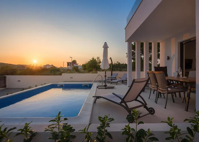 Nadija With Heated Pool Βίλα *