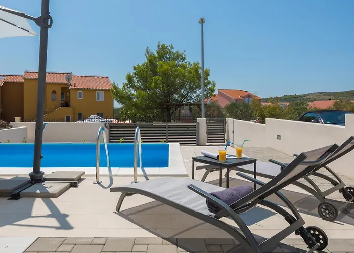 Nadija With Heated Pool *