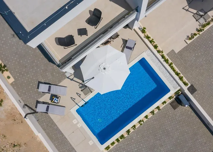 Nadija With Heated Pool וילה