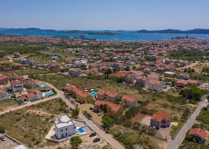 Nadija With Heated Pool