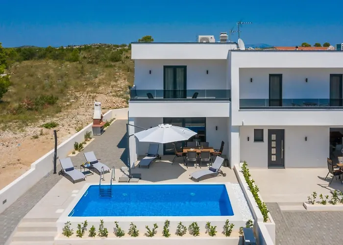 Nadija With Heated Pool