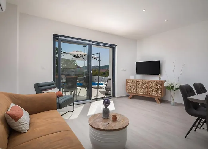 Nadija With Heated Pool *