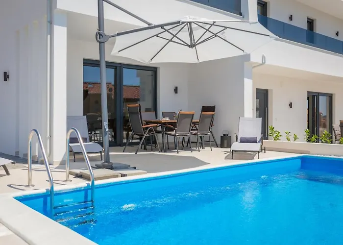 Nadija With Heated Pool Βίλα