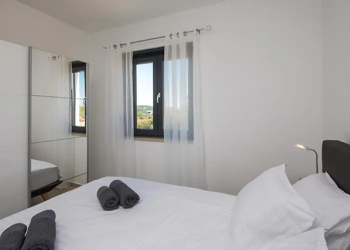 Nadija With Heated Pool וילה וודיצה